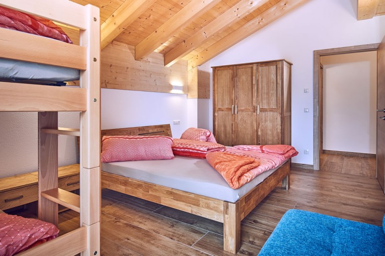 Schlafzimmer mit Doppelbett und Stockbett