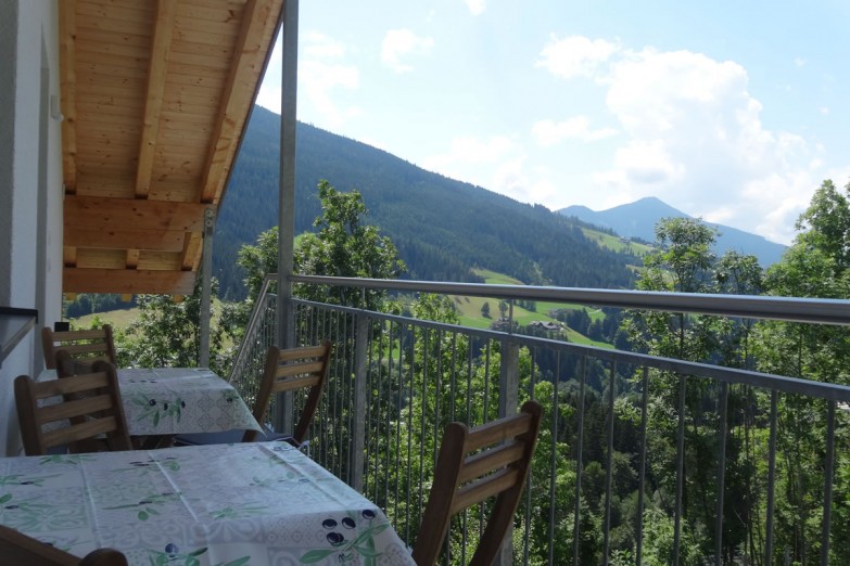 Von der Galerie aus den herrlichen Ausblick genießen