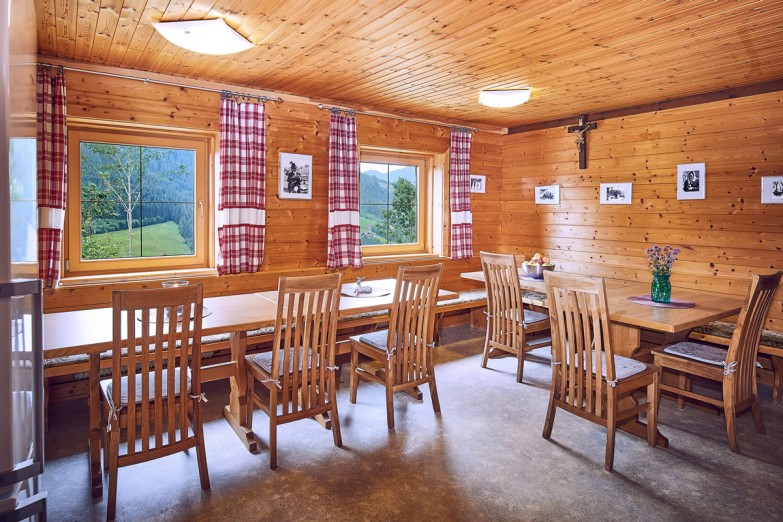 Große Esstische im Aufenthaltsraum