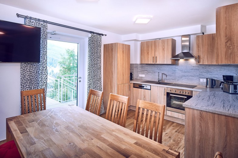 Gemütliche Küche mit großem Esstisch (Appartement 4)