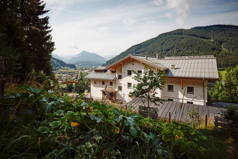 Blick auf Haus Berg im Sommer