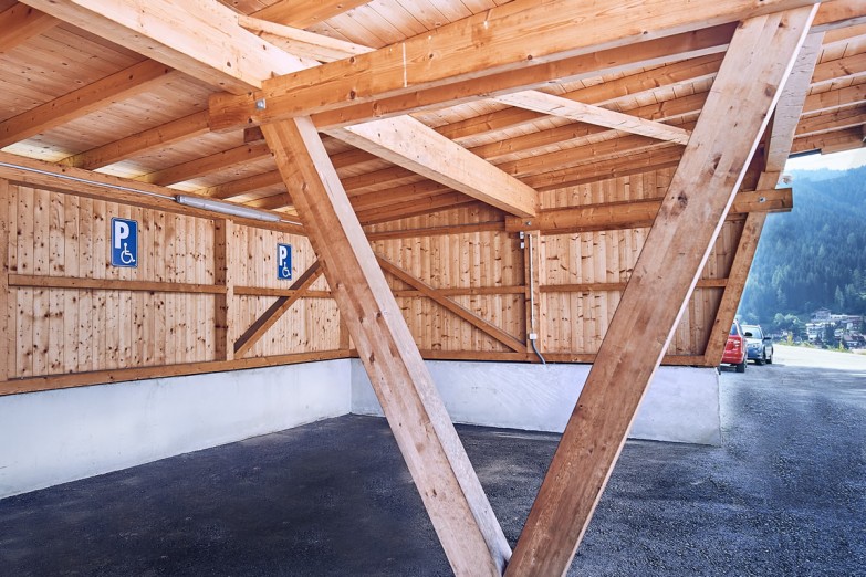 Parkplätze vor Haus Berg