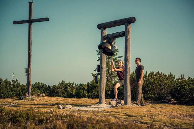 Glocken läuten am Gipfelkreuz © Tourismusverband Eben - sobietzki