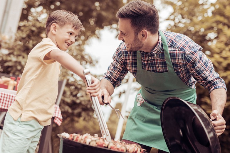 Gemütliches Grillen im Garten mit der ganzen Familie