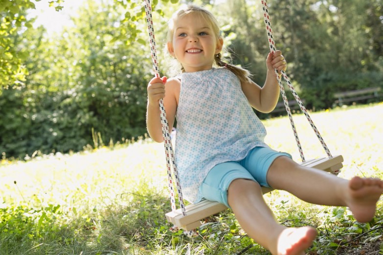 Mädchen beim Spielen am Spielplatz