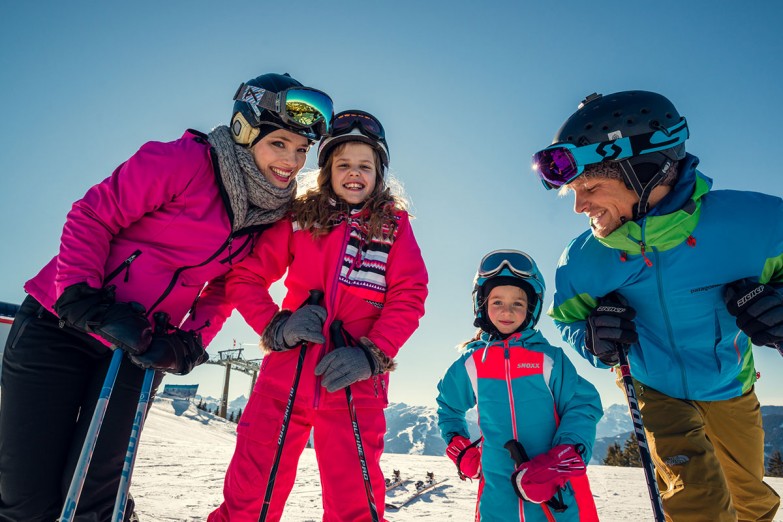 Familie im Familienskigebiet © Tourismusverband Eben - Sobietzki